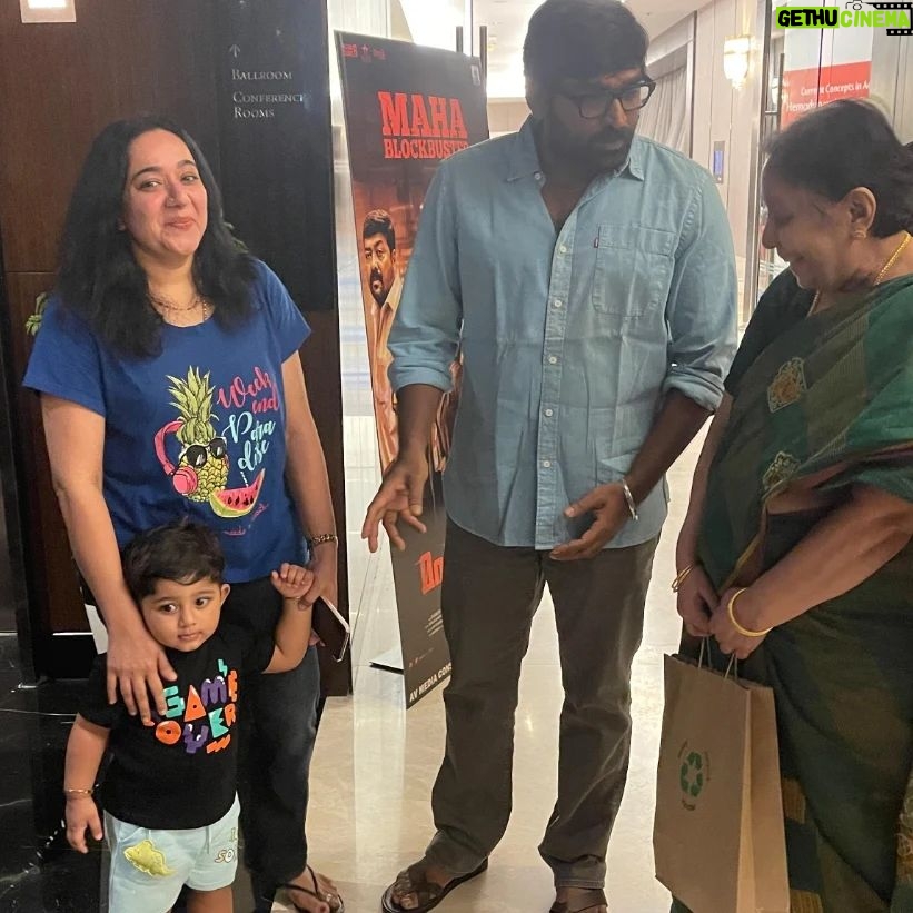 Chandra Lakshman - 11.8K Likes - ...and with the Maharaja himself.. Congratulations @actorvijaysethupathi VSP on your 50th film and cheers to many more enthralling performances🎊🎉
Lots of love @pratheeshsekhar
#maharajamovie #vijaysethupathi #tamilactor #newmovie #promotions