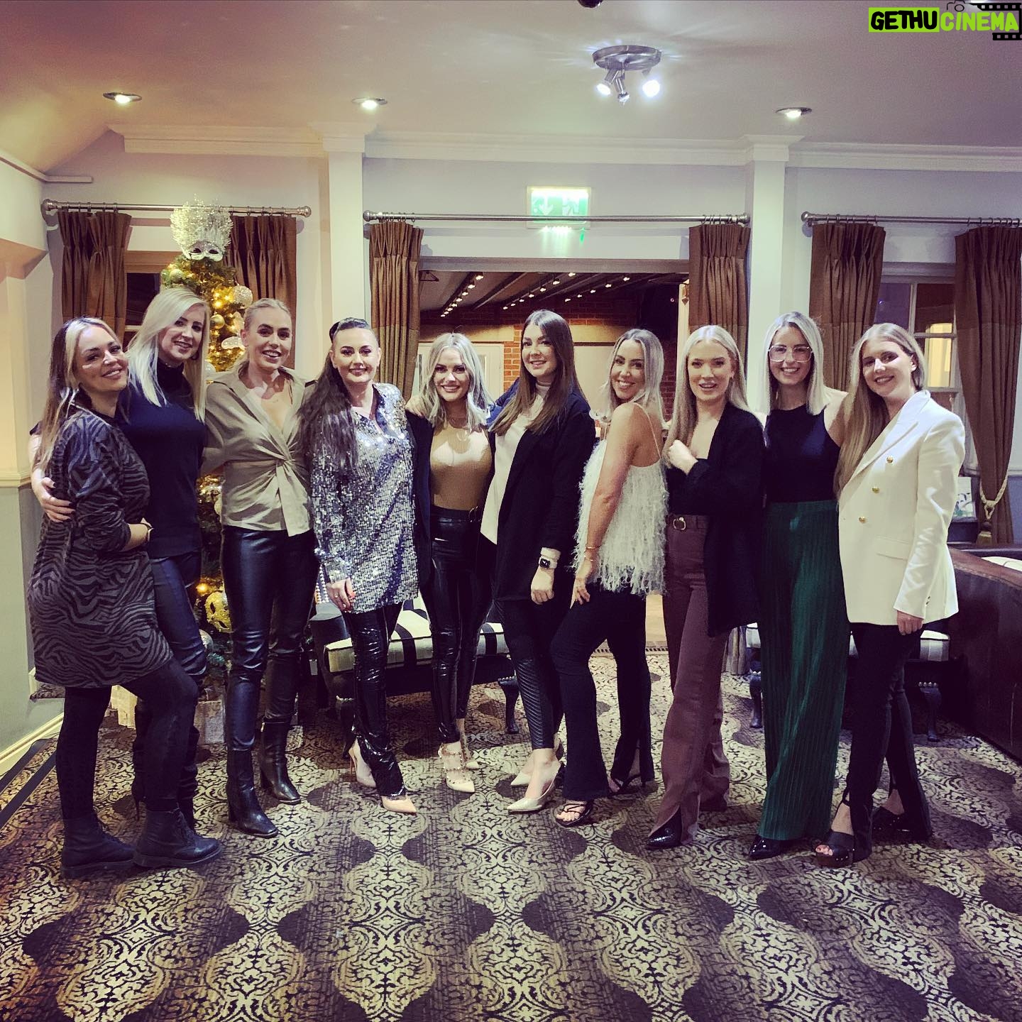 Chanel Cresswell - 1K Likes - I’m hoping you’ve all had a wonderful breakup weekend 😘
Mine was pretty chilled, a night with the ladies last week 🙌🏼🥂
I gave up teaching mum how to boomerang 😂 but we gave it a go !
#rockinaroundthechristmastree
