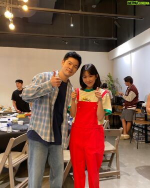 Chang Ki-ha Instagram - SNL... 본방 다 너무 맘에 드는데요, 편집돼서 아쉬웠던 거 딱 한 개만 적어볼게요. 클로징 때 제가 했던 말 하나가 빠졌더라고요. 뭐냐면, 스태프 분들도 그렇고 크루 분들도 그렇고, 각자 할 일이 산더미인 와중에도 저를 너무 친절하게 잘 챙겨주셨어요. 덕분에 낯선 현장이었지만 매순간 좋은 추억 쌓을 수 있었습니다. 멋진 팀이더라고요. 좋은 기운 정말 많이 받아왔습니다. 감사합니다! (사진 다 넣고 싶어서 두 번 올림...1/2)