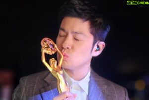 Chang Ki-ha Instagram - 안녕하세요, 장기하입니다. 2023년은 유독 행복한 추억이 많았던 해로 기억될 것 같아요. 함께해주신 한 분 한 분께 감사한 마음 가득입니다. 

2024년에는 첫 솔로 정규음반을 만들기 시작할 거예요. 공연도 계속 할 거고요. 무대에서 다시 여러분 만날 생각을 하니 벌써 설레네요. 그 밖에도 이런저런 재밌는 일이 생기면 또 즐겁게 해보려고요. 같이 즐겨주실 거죠?:)

2024년 한 해, 여러분 모두 좀 덜 슬프고 좀 더 기쁘셨으면 합니다. 거기에 저와 제 음악이 작게나마 몫을 할 수 있다면 더 바랄 게 없을 거예요.

또 한 해 잘 지내봐요 우리.

새해 복!