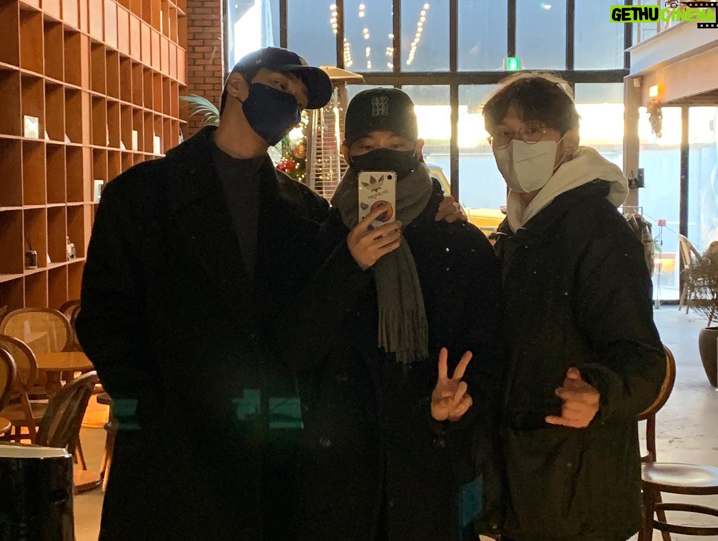 Chang Ryul - 102.4K Likes - 보현이랑 학주랑 😬