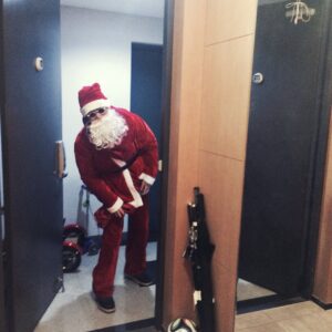 Chang Ryul Instagram - 대담한 산타삼촌의 역사,,,🎄
여러분 모두 진짜 메리크리스마스에요 허허허 -률산타🎅🏻-