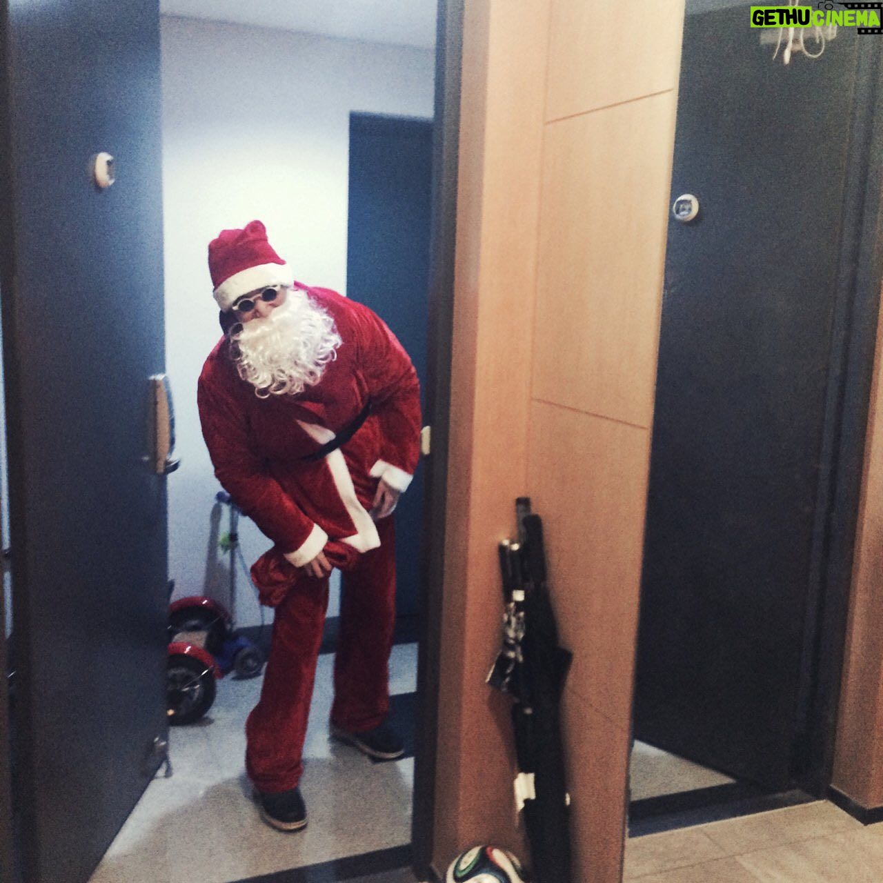 Chang Ryul - 63.2K Likes - 대담한 산타삼촌의 역사,,,🎄
여러분 모두 진짜 메리크리스마스에요 허허허 -률산타🎅🏻-