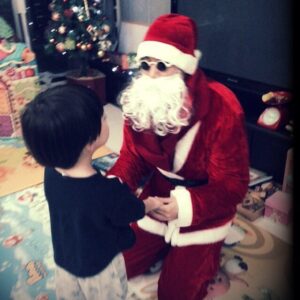 Chang Ryul Instagram - 대담한 산타삼촌의 역사,,,🎄
여러분 모두 진짜 메리크리스마스에요 허허허 -률산타🎅🏻-