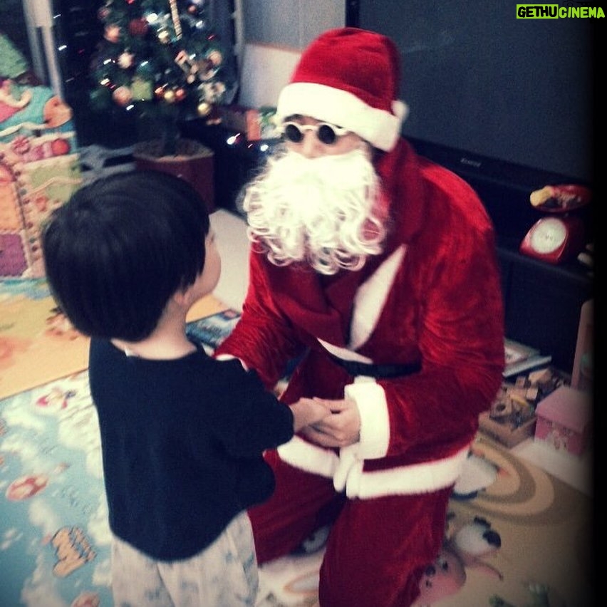 Chang Ryul - 63.2K Likes - 대담한 산타삼촌의 역사,,,🎄
여러분 모두 진짜 메리크리스마스에요 허허허 -률산타🎅🏻-