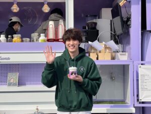 Chang Ryul Instagram - ☕️🛻
장난 아니네요! 장 률 커 피 차 라니! 
률이를 응원해주시는 분들 덕분에 힘 이 납 니 다! 
첫 커피차 잊지 못 할 거에요! -🍓👸🏻-