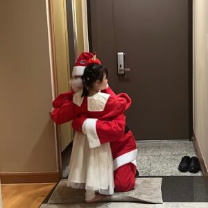 Chang Ryul Instagram - 대담한 산타삼촌의 역사,,,🎄
여러분 모두 진짜 메리크리스마스에요 허허허 -률산타🎅🏻-
