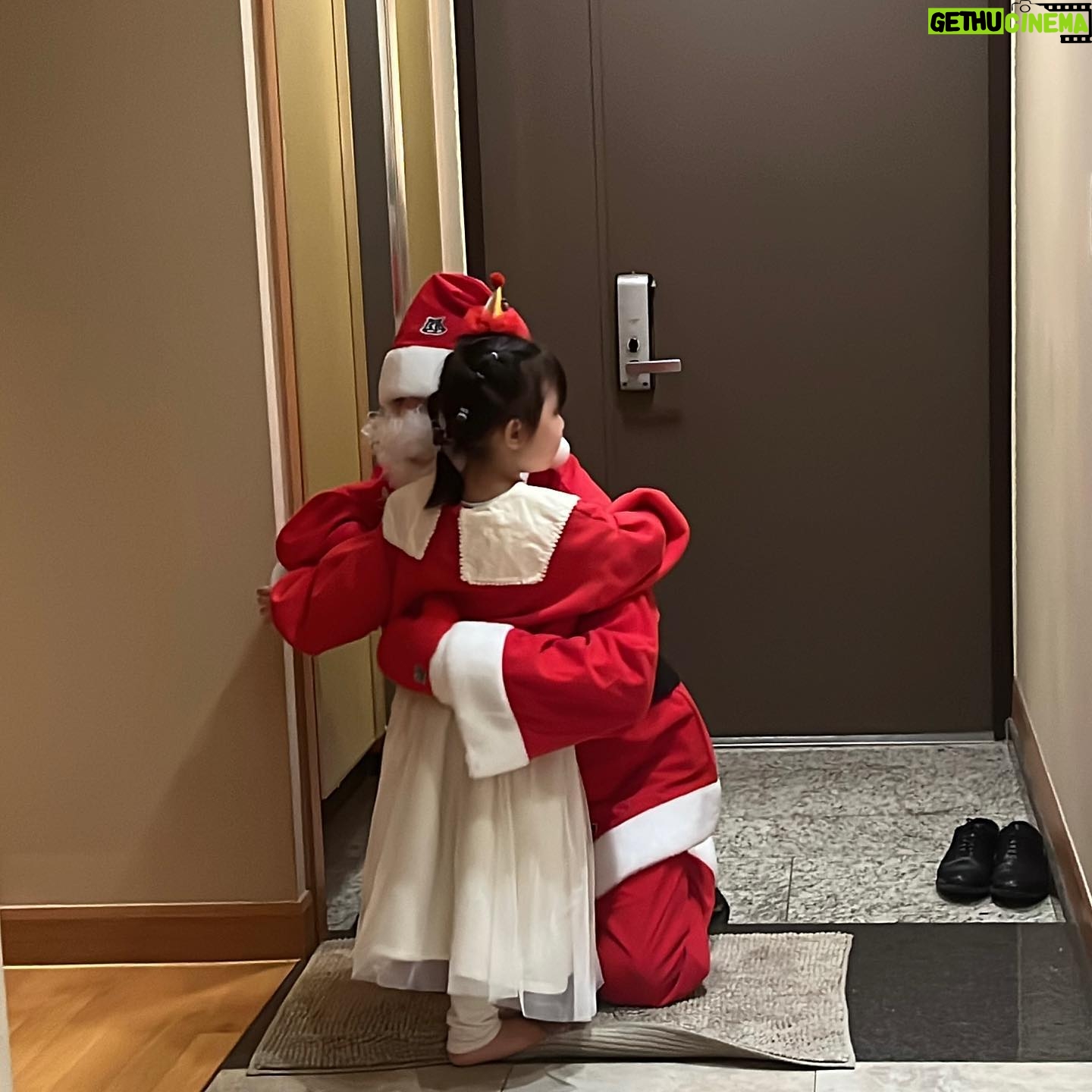 Chang Ryul - 63.2K Likes - 대담한 산타삼촌의 역사,,,🎄
여러분 모두 진짜 메리크리스마스에요 허허허 -률산타🎅🏻-