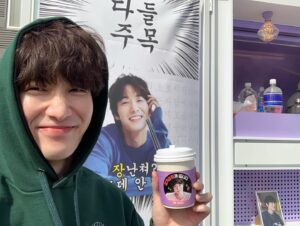 Chang Ryul Instagram - ☕️🛻
장난 아니네요! 장 률 커 피 차 라니! 
률이를 응원해주시는 분들 덕분에 힘 이 납 니 다! 
첫 커피차 잊지 못 할 거에요! -🍓👸🏻-