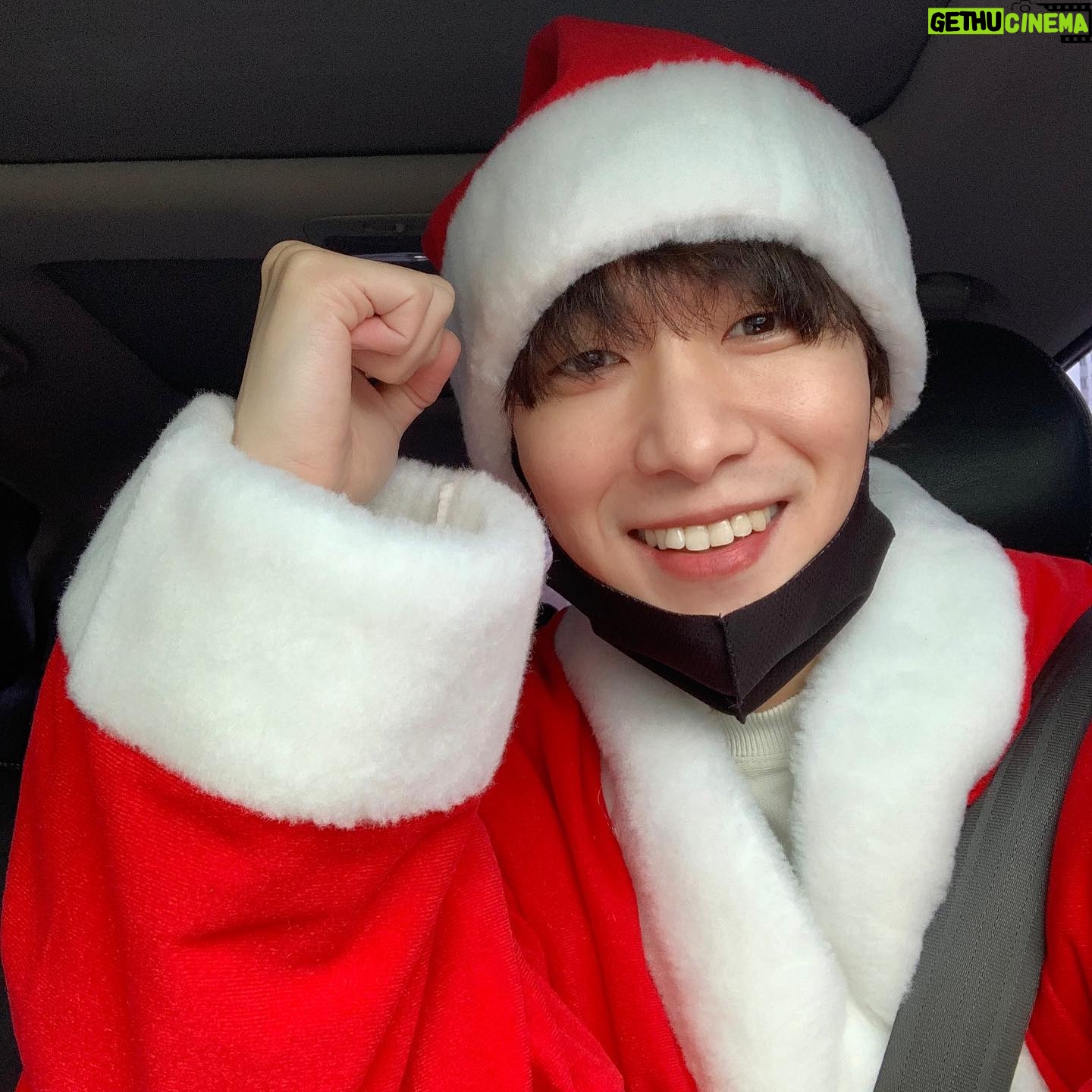 Chang Ryul - 63.2K Likes - 대담한 산타삼촌의 역사,,,🎄
여러분 모두 진짜 메리크리스마스에요 허허허 -률산타🎅🏻-