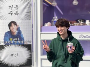 Chang Ryul Instagram - ☕️🛻
장난 아니네요! 장 률 커 피 차 라니! 
률이를 응원해주시는 분들 덕분에 힘 이 납 니 다! 
첫 커피차 잊지 못 할 거에요! -🍓👸🏻-