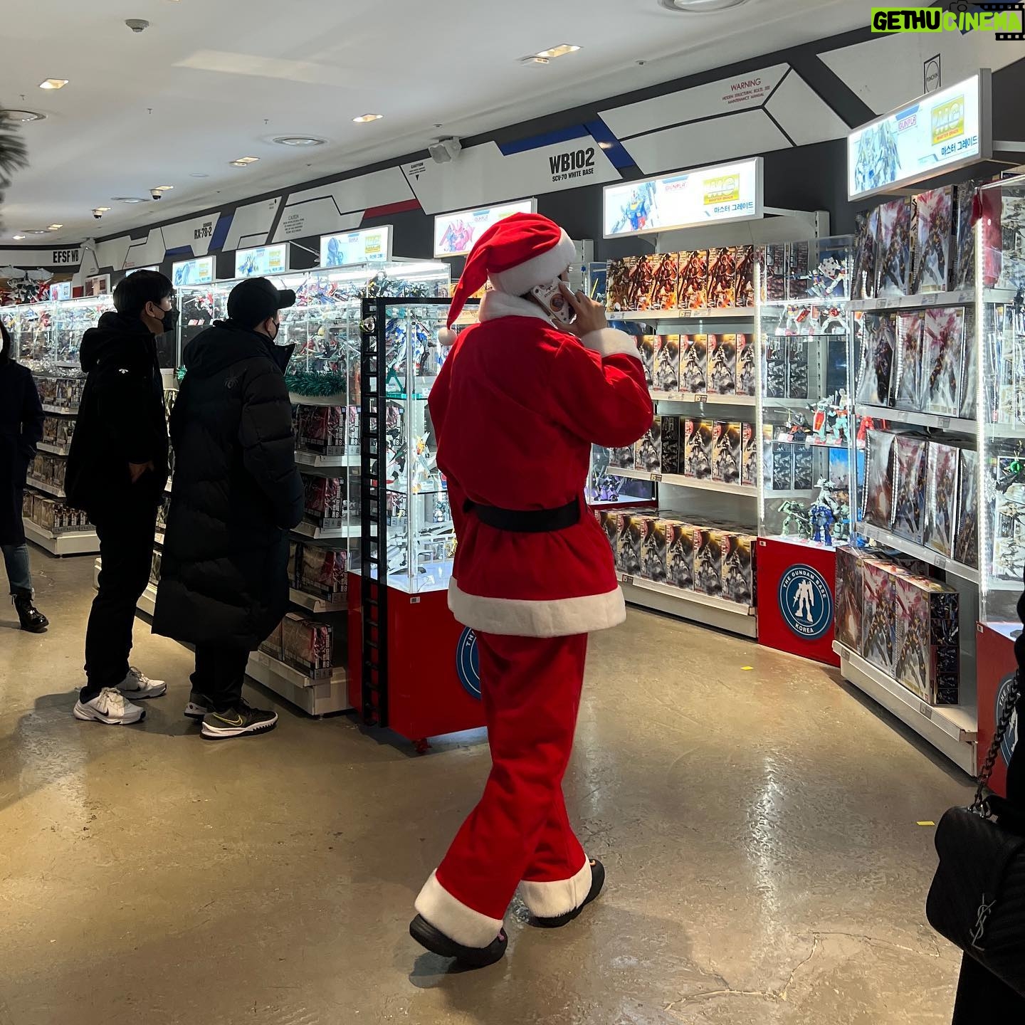 Chang Ryul - 63.2K Likes - 대담한 산타삼촌의 역사,,,🎄
여러분 모두 진짜 메리크리스마스에요 허허허 -률산타🎅🏻-