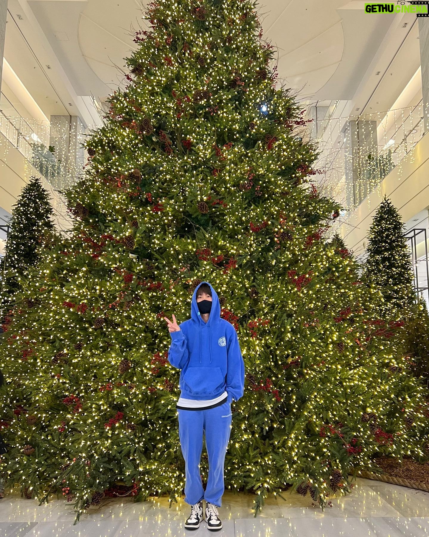 Chang Ryul - 61.7K Likes - 나의 🎅🏻산타친구들 선물 고마워용🧦🎄