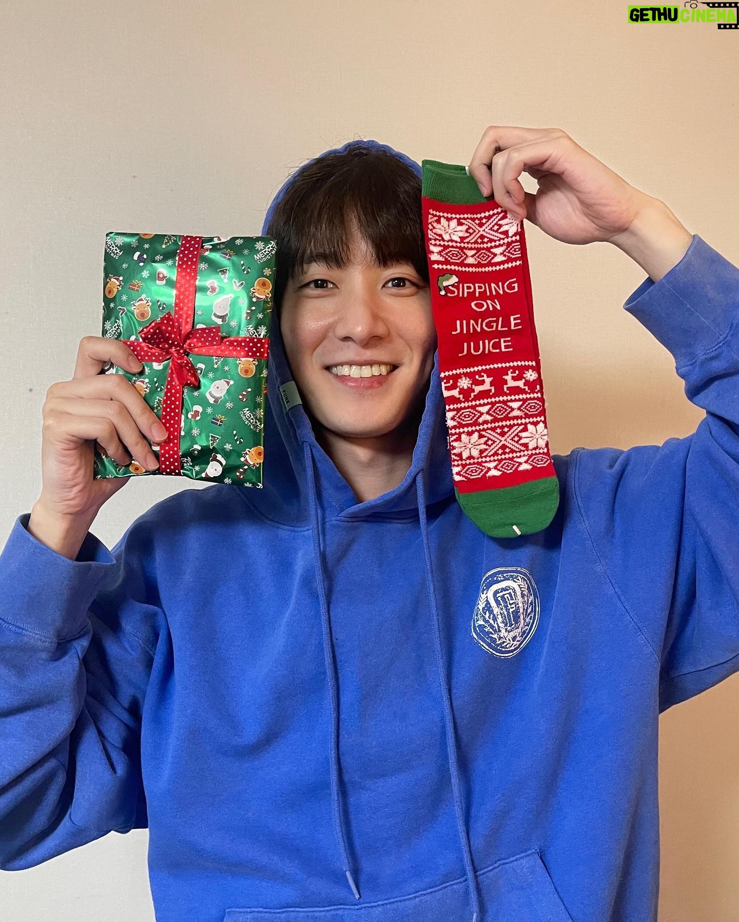 Chang Ryul - 61.7K Likes - 나의 🎅🏻산타친구들 선물 고마워용🧦🎄