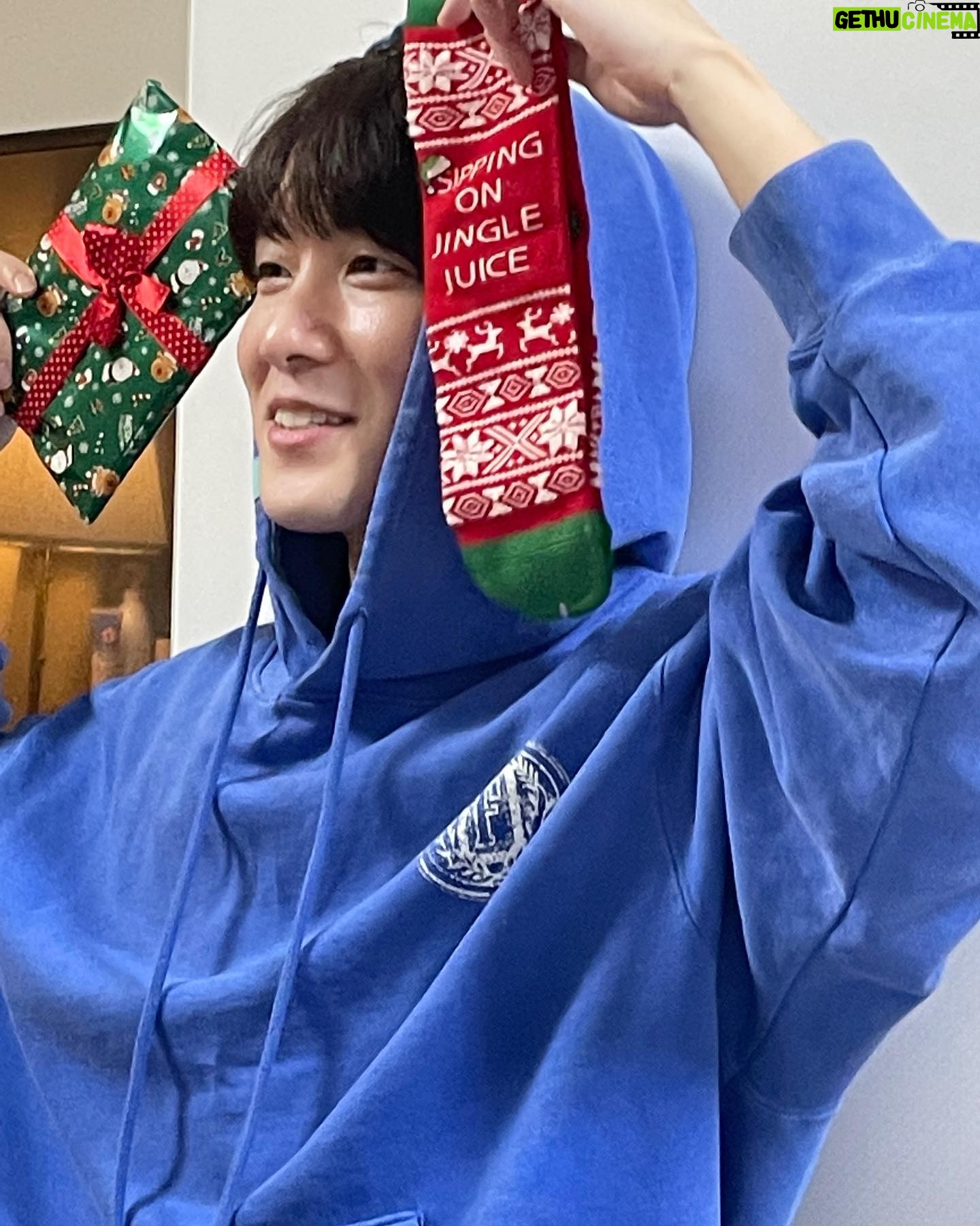 Chang Ryul - 61.7K Likes - 나의 🎅🏻산타친구들 선물 고마워용🧦🎄