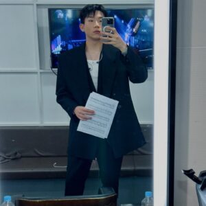 Changmo Instagram - 동생 잘 둬서 KBS도 가보네 📶 고생했어!! @paulblancobain