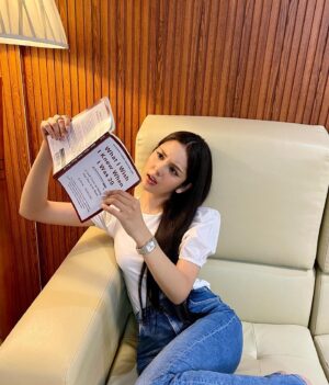 Chantal Videla Instagram - Made a goal to start reading books for my brain to start braining🤭 

To all our Bookworm Lapis out there, any good recommendations for a novice like me? 

Have a nice day everyone!✨