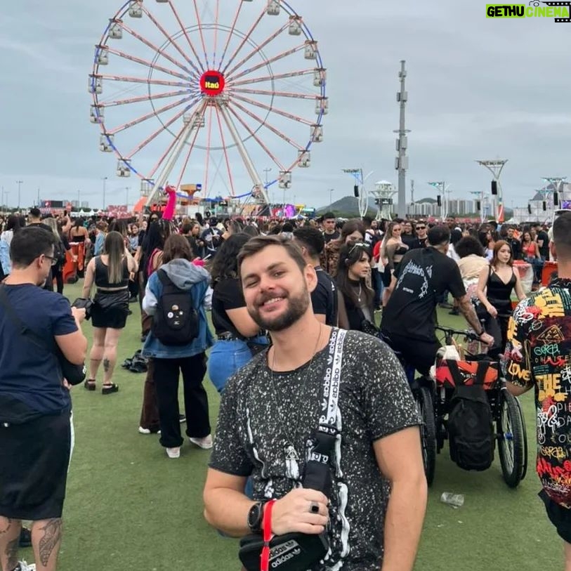 Charles Emmanuel - 11.9K Likes - Já que eu tava sem celular, vamos botar as fotos do #rir2022 no #tbt mesmo! Aleatoriedades e diversão, com esses jovens incríveis que amo!
