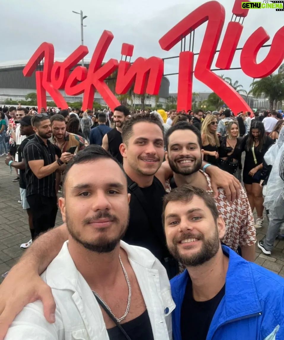 Charles Emmanuel - 11.9K Likes - Já que eu tava sem celular, vamos botar as fotos do #rir2022 no #tbt mesmo! Aleatoriedades e diversão, com esses jovens incríveis que amo!