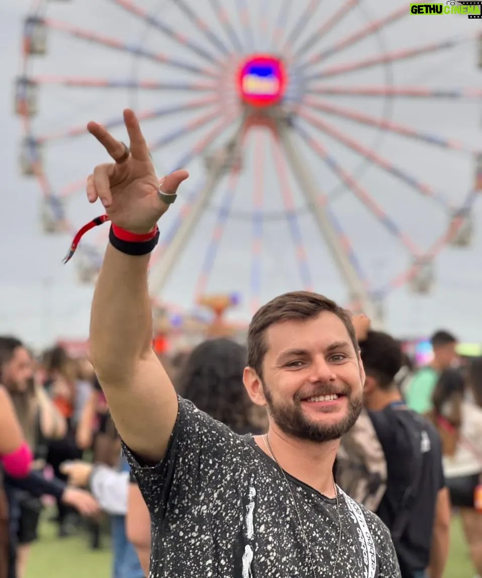 Charles Emmanuel - 11.9K Likes - Já que eu tava sem celular, vamos botar as fotos do #rir2022 no #tbt mesmo! Aleatoriedades e diversão, com esses jovens incríveis que amo!