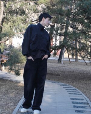 Charles Lin Instagram - 經過公園的時候保安大哥跟我說春天要來了!!
我說：嗯.. （然後想說要接什麼沒想到..😂