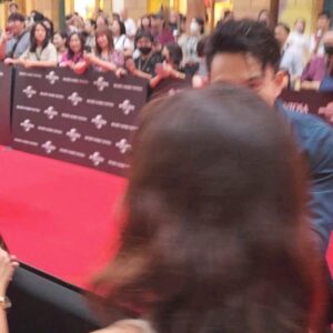 Charlie Goh Instagram - Thank you @rwsentosa and @universalstudiossingapore for the invite to this long awaited movie starring the 2 Hong Kong legends. Absolutely stoked to see Tony Leung in person 🤩

#thegoldfinger

Hair by : @hairstuffsg @cejayhairstuff