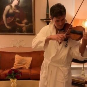 Charlie Siem Instagram - A relaxing Saturday before Christmas festivities begin. ⠀
What are you doing this wintry weekend? ⠀

#4sleeps #Christmas #ChristmasClassic