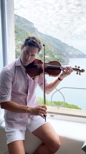 Charlie Siem Instagram - Room with a view 🎻

.
#violin #classicalmusic #passacaglia #charliesiem #positano #fyp