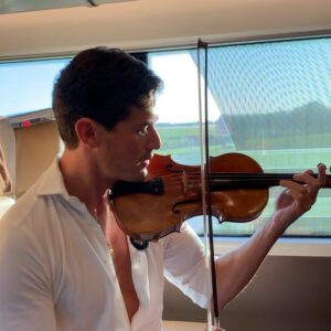 Charlie Siem Instagram - Mendelssohn on the move.... @frecciarossaofficial

#violin
#mendelssohn 
#malemodel