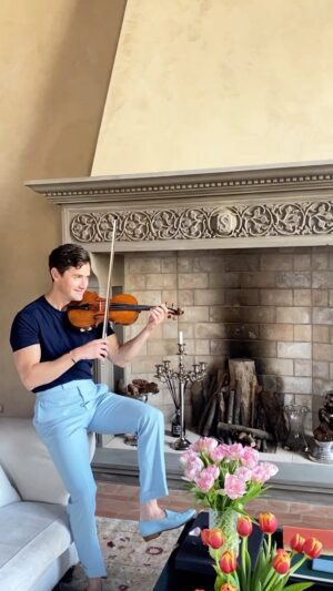 Charlie Siem Instagram - A little tambourin chinois 🎻 listen to the full version from Between the clouds ☁️ Link in my bio 

.
#violin #violino #classicalmusic #charliesiem #china #kreisler #fyp #betweentheclouds