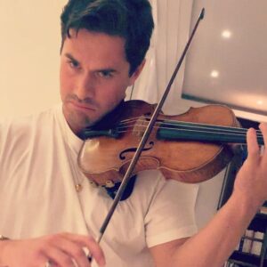 Charlie Siem Instagram - Practising the devil’s trill sonata to have nimble fingers 😬💪🏻 #devil #violin
