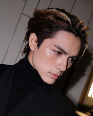 Charlie Trairat Instagram - ไม่มีอะไรจะพิมพ์ นอกจากคำว่า หล่อ 🤣🤣
คนเรานี่ชมตัวเองแบบนี้ได้ด้วยหรอนี่ 😅🥰🙏❤️🌼