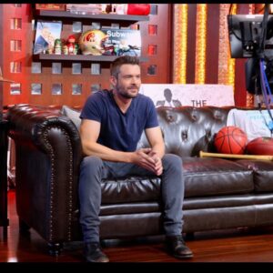 Charlie Weber Instagram - Sitting on that couch ready to talk to unbelievably cool @richeisen 
Had a blast today!