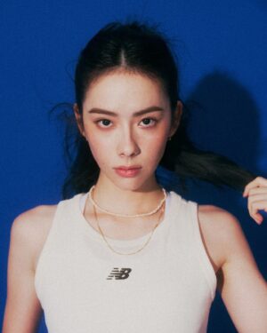 Charlize Lamb Instagram - New Balance RC42百搭鞋款，
典雅或率性、裙裝或褲裝，都很好搭🦋
#newbalance #NBRC42 #自在型走NB一搭即合
