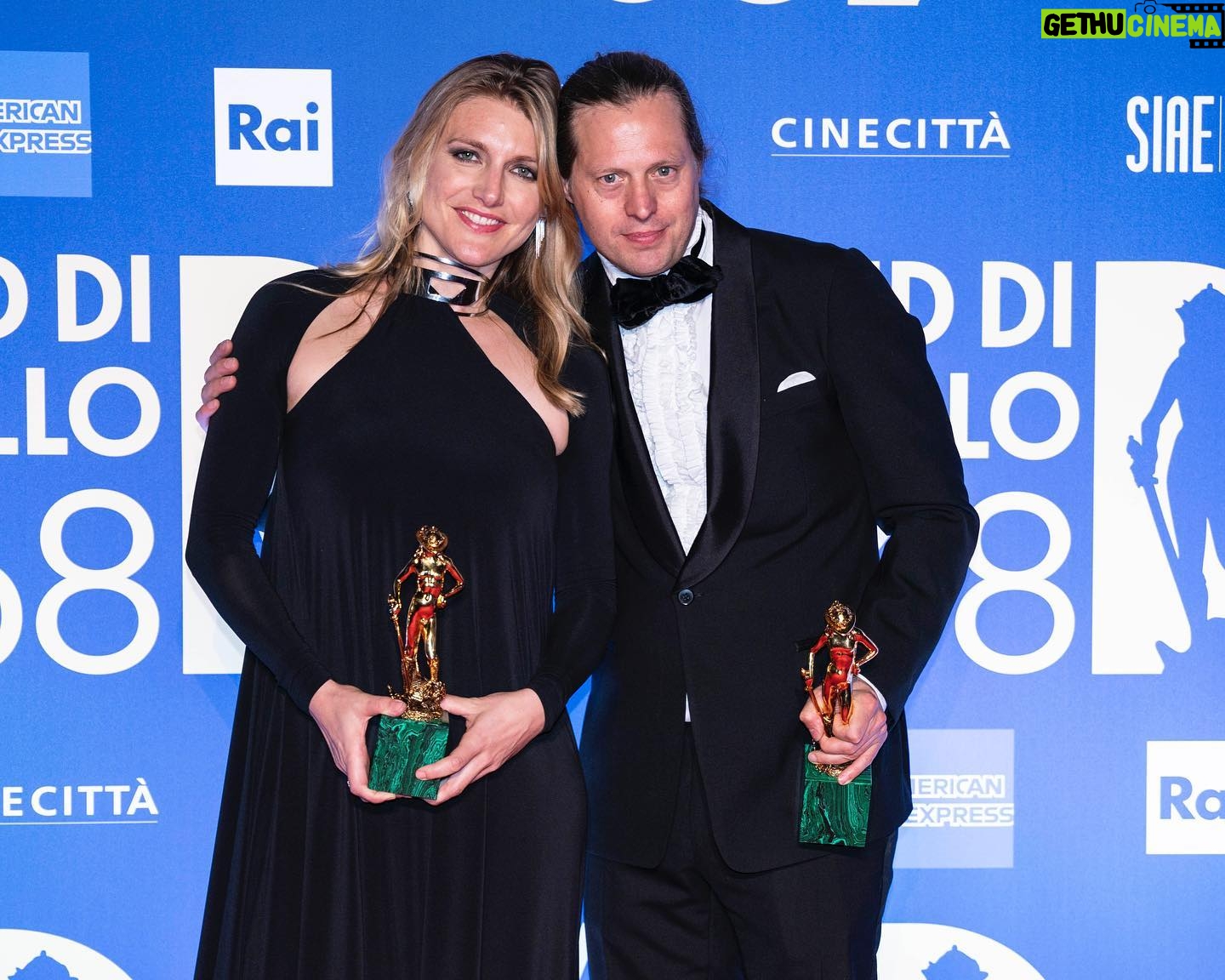 Charlotte Vandermeersch - 812 Likes - #FelixVanGroeningen e #CharlotteVandermeersch insieme ai produttori Andrea Scrosati, Mario Gianani, Lorenzo Gangarossa, Massimiliano Orfei, con i David di Donatello a Miglior Film e Miglior Sceneggiatura non originale* per Le otto montagne
*Il terzo David è di Ruben Impens, Miglior Autore della Fotografia, che non è potuto essere presente.
Congratulazioni!
—-
#𝐹𝑒𝑙𝑖𝑥𝑉𝑎𝑛𝐺𝑟𝑜𝑒𝑛𝑖𝑛𝑔𝑒𝑛 𝑎𝑛𝑑 #𝐶ℎ𝑎𝑟𝑙𝑜𝑡𝑡𝑒𝑉𝑎𝑛𝑑𝑒𝑟𝑚𝑒𝑒𝑟𝑠𝑐ℎ 𝑡𝑜𝑔𝑒𝑡ℎ𝑒𝑟 𝑤𝑖𝑡ℎ 𝑡ℎ𝑒 𝑝𝑟𝑜𝑑𝑢𝑐𝑒𝑟𝑠 𝐴𝑛𝑑𝑟𝑒𝑎 𝑆𝑐𝑟𝑜𝑠𝑎𝑡𝑖, 𝑀𝑎𝑟𝑖𝑜 𝐺𝑖𝑎𝑛𝑎𝑛𝑖, 𝐿𝑜𝑟𝑒𝑛𝑧𝑜 𝐺𝑎𝑛𝑔𝑎𝑟𝑜𝑠𝑠𝑎, 𝑀𝑎𝑠𝑠𝑖𝑚𝑖𝑙𝑖𝑎𝑛𝑜 𝑂𝑟𝑓𝑒𝑖, 𝑤𝑖𝑡ℎ 𝑡ℎ𝑒 𝐷𝑎𝑣𝑖𝑑 𝑑𝑖 𝐷𝑜𝑛𝑎𝑡𝑒𝑙𝑙𝑜 𝑓𝑜𝑟 𝐵𝑒𝑠𝑡 𝐹𝑖𝑙𝑚 𝑎𝑛𝑑 𝐵𝑒𝑠𝑡 𝐴𝑑𝑎𝑝𝑡𝑒𝑑 𝑆𝑐𝑟𝑒𝑒𝑛𝑝𝑙𝑎𝑦* 𝑓𝑜𝑟 𝑇ℎ𝑒 𝐸𝑖𝑔ℎ𝑡 𝑀𝑜𝑢𝑛𝑡𝑎𝑖𝑛𝑠
*𝑇ℎ𝑒 𝑡ℎ𝑖𝑟𝑑 𝐷𝑎𝑣𝑖𝑑 𝑏𝑒𝑙𝑜𝑛𝑔𝑠 𝑡𝑜 𝑅𝑢𝑏𝑒𝑛 𝐼𝑚𝑝𝑒𝑛𝑠, 𝐵𝑒𝑠𝑡 𝐶𝑖𝑛𝑒𝑚𝑎𝑡𝑜𝑔𝑟𝑎𝑝ℎ𝑦, 𝑤ℎ𝑜 𝑐𝑜𝑢𝑙𝑑 𝑛𝑜𝑡 𝑎𝑡𝑡𝑒𝑛𝑑.
𝐶𝑜𝑛𝑔𝑟𝑎𝑡𝑢𝑙𝑎𝑡𝑖𝑜𝑛𝑠!
#David68
📸 @emanuele_manco