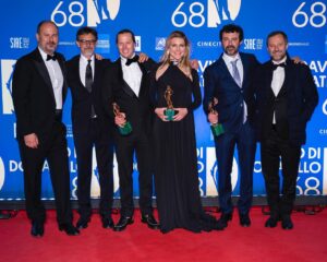 Charlotte Vandermeersch Instagram - #FelixVanGroeningen e #CharlotteVandermeersch insieme ai produttori Andrea Scrosati, Mario Gianani, Lorenzo Gangarossa, Massimiliano Orfei,  con i David di Donatello a Miglior Film e Miglior Sceneggiatura non originale* per Le otto montagne

*Il terzo David è di Ruben Impens, Miglior Autore della Fotografia, che non è potuto essere presente.

Congratulazioni!

—-

#𝐹𝑒𝑙𝑖𝑥𝑉𝑎𝑛𝐺𝑟𝑜𝑒𝑛𝑖𝑛𝑔𝑒𝑛 𝑎𝑛𝑑 #𝐶ℎ𝑎𝑟𝑙𝑜𝑡𝑡𝑒𝑉𝑎𝑛𝑑𝑒𝑟𝑚𝑒𝑒𝑟𝑠𝑐ℎ 𝑡𝑜𝑔𝑒𝑡ℎ𝑒𝑟 𝑤𝑖𝑡ℎ 𝑡ℎ𝑒 𝑝𝑟𝑜𝑑𝑢𝑐𝑒𝑟𝑠 𝐴𝑛𝑑𝑟𝑒𝑎 𝑆𝑐𝑟𝑜𝑠𝑎𝑡𝑖, 𝑀𝑎𝑟𝑖𝑜 𝐺𝑖𝑎𝑛𝑎𝑛𝑖, 𝐿𝑜𝑟𝑒𝑛𝑧𝑜 𝐺𝑎𝑛𝑔𝑎𝑟𝑜𝑠𝑠𝑎, 𝑀𝑎𝑠𝑠𝑖𝑚𝑖𝑙𝑖𝑎𝑛𝑜 𝑂𝑟𝑓𝑒𝑖, 𝑤𝑖𝑡ℎ 𝑡ℎ𝑒 𝐷𝑎𝑣𝑖𝑑 𝑑𝑖 𝐷𝑜𝑛𝑎𝑡𝑒𝑙𝑙𝑜 𝑓𝑜𝑟 𝐵𝑒𝑠𝑡 𝐹𝑖𝑙𝑚 𝑎𝑛𝑑 𝐵𝑒𝑠𝑡 𝐴𝑑𝑎𝑝𝑡𝑒𝑑 𝑆𝑐𝑟𝑒𝑒𝑛𝑝𝑙𝑎𝑦* 𝑓𝑜𝑟 𝑇ℎ𝑒 𝐸𝑖𝑔ℎ𝑡 𝑀𝑜𝑢𝑛𝑡𝑎𝑖𝑛𝑠

*𝑇ℎ𝑒 𝑡ℎ𝑖𝑟𝑑 𝐷𝑎𝑣𝑖𝑑 𝑏𝑒𝑙𝑜𝑛𝑔𝑠 𝑡𝑜 𝑅𝑢𝑏𝑒𝑛 𝐼𝑚𝑝𝑒𝑛𝑠, 𝐵𝑒𝑠𝑡 𝐶𝑖𝑛𝑒𝑚𝑎𝑡𝑜𝑔𝑟𝑎𝑝ℎ𝑦, 𝑤ℎ𝑜 𝑐𝑜𝑢𝑙𝑑 𝑛𝑜𝑡 𝑎𝑡𝑡𝑒𝑛𝑑.

𝐶𝑜𝑛𝑔𝑟𝑎𝑡𝑢𝑙𝑎𝑡𝑖𝑜𝑛𝑠!

#David68
📸 @emanuele_manco