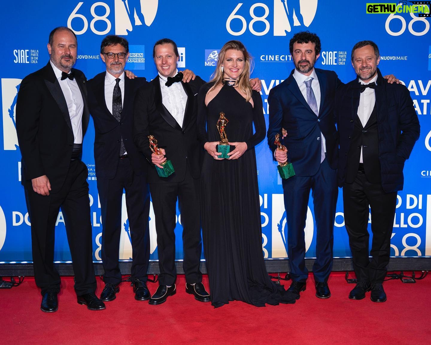 Charlotte Vandermeersch - 812 Likes - #FelixVanGroeningen e #CharlotteVandermeersch insieme ai produttori Andrea Scrosati, Mario Gianani, Lorenzo Gangarossa, Massimiliano Orfei, con i David di Donatello a Miglior Film e Miglior Sceneggiatura non originale* per Le otto montagne
*Il terzo David è di Ruben Impens, Miglior Autore della Fotografia, che non è potuto essere presente.
Congratulazioni!
—-
#𝐹𝑒𝑙𝑖𝑥𝑉𝑎𝑛𝐺𝑟𝑜𝑒𝑛𝑖𝑛𝑔𝑒𝑛 𝑎𝑛𝑑 #𝐶ℎ𝑎𝑟𝑙𝑜𝑡𝑡𝑒𝑉𝑎𝑛𝑑𝑒𝑟𝑚𝑒𝑒𝑟𝑠𝑐ℎ 𝑡𝑜𝑔𝑒𝑡ℎ𝑒𝑟 𝑤𝑖𝑡ℎ 𝑡ℎ𝑒 𝑝𝑟𝑜𝑑𝑢𝑐𝑒𝑟𝑠 𝐴𝑛𝑑𝑟𝑒𝑎 𝑆𝑐𝑟𝑜𝑠𝑎𝑡𝑖, 𝑀𝑎𝑟𝑖𝑜 𝐺𝑖𝑎𝑛𝑎𝑛𝑖, 𝐿𝑜𝑟𝑒𝑛𝑧𝑜 𝐺𝑎𝑛𝑔𝑎𝑟𝑜𝑠𝑠𝑎, 𝑀𝑎𝑠𝑠𝑖𝑚𝑖𝑙𝑖𝑎𝑛𝑜 𝑂𝑟𝑓𝑒𝑖, 𝑤𝑖𝑡ℎ 𝑡ℎ𝑒 𝐷𝑎𝑣𝑖𝑑 𝑑𝑖 𝐷𝑜𝑛𝑎𝑡𝑒𝑙𝑙𝑜 𝑓𝑜𝑟 𝐵𝑒𝑠𝑡 𝐹𝑖𝑙𝑚 𝑎𝑛𝑑 𝐵𝑒𝑠𝑡 𝐴𝑑𝑎𝑝𝑡𝑒𝑑 𝑆𝑐𝑟𝑒𝑒𝑛𝑝𝑙𝑎𝑦* 𝑓𝑜𝑟 𝑇ℎ𝑒 𝐸𝑖𝑔ℎ𝑡 𝑀𝑜𝑢𝑛𝑡𝑎𝑖𝑛𝑠
*𝑇ℎ𝑒 𝑡ℎ𝑖𝑟𝑑 𝐷𝑎𝑣𝑖𝑑 𝑏𝑒𝑙𝑜𝑛𝑔𝑠 𝑡𝑜 𝑅𝑢𝑏𝑒𝑛 𝐼𝑚𝑝𝑒𝑛𝑠, 𝐵𝑒𝑠𝑡 𝐶𝑖𝑛𝑒𝑚𝑎𝑡𝑜𝑔𝑟𝑎𝑝ℎ𝑦, 𝑤ℎ𝑜 𝑐𝑜𝑢𝑙𝑑 𝑛𝑜𝑡 𝑎𝑡𝑡𝑒𝑛𝑑.
𝐶𝑜𝑛𝑔𝑟𝑎𝑡𝑢𝑙𝑎𝑡𝑖𝑜𝑛𝑠!
#David68
📸 @emanuele_manco