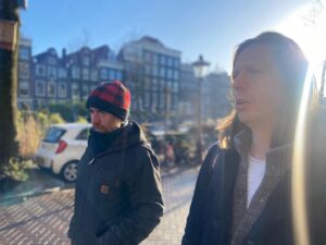 Charlotte Vandermeersch Instagram - @cognettipaolo en #felixvangroeningen in de 🌞in Amsterdam voor de Nederlandse première van #deachtbergen in @filmhallen_amsterdam ❄️Vanaf 22 december in de Nederlandse bioscoop! @dutch_filmworks @wildsidesrl #menuettofilms #rufusfilms