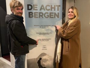 Charlotte Vandermeersch Instagram - @cognettipaolo en #felixvangroeningen in de 🌞in Amsterdam voor de Nederlandse première van #deachtbergen in @filmhallen_amsterdam ❄️Vanaf 22 december in de Nederlandse bioscoop! @dutch_filmworks @wildsidesrl #menuettofilms #rufusfilms