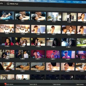 Chatchai Plengpanich Instagram - กว่าจะเป็น รัก..จัง..เอย คิดพล๊อตขึ้นมาจากจุดเล็กๆ เล่าให้คนเขียนบท(เอี๋ยว)ฟังว่าอยากได้อะไรยังงัย ได้เรื่องย่อเสนอผ่านแคสนักแสดงที่เหมาะกับบททำเสื้อผ้าหาที่ถ่าย เริ่มถ่ายทำด้วยความสนุกสนานปิดกล้อง ดูเหมือนจะเสร็จงานแล้ว แต่ยังมีอีกขั้นตอนนึงที่ต้องรวบรวมกำลังภายในให้ดี เพราะหลุดจากขั้นตอนนี้มันคือคนทั้งโลกจะเห็นผลงานของเราเหล่าทีมงานและนักแสดงทุกคน นั้นคือตัดต่อและลงซาวน์ ฟังดูเหมือนจะง่ายแต่ไม่ง่ายเลยครับขั้นตอนนี้เป็นขั้นตอนที่เราต้องเก็บตกความผิดพลาดของเราที่เกิดขึ้นระหว่างทางต้องแก้ไขในทุกๆจุด จะเล่าเรื่องยังงัยให้คนดูสนุกน่าติดตาม ทั้งภาพและเสียงต้องเล่าไปด้วยกันอย่างกลมกลืน งานนี้ไม่มีใครผิดใครถูกอยู่ที่ว่าจะเล่ายังงัย #รักจังเอย