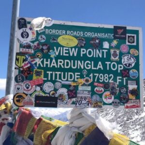 Chatpong Nattapong Instagram - ขอ ห้า คำ… !!! 🏔️⛰️💦

#india #lehladakh #indialehladakh #sangam #sangamriver #changlapass #changla #khardungla #khardunglapass #alchimonastery #lamayuru #lamayurumonastery #hundersanddunes #reels #diskitgompa #nubravalley #nubra #pangong #pangongtso #pangonglake #mountains #outside #outfitoftheday #ootd #selfie #reelsinstagram #naturephotography #nature #travel #goodvibes