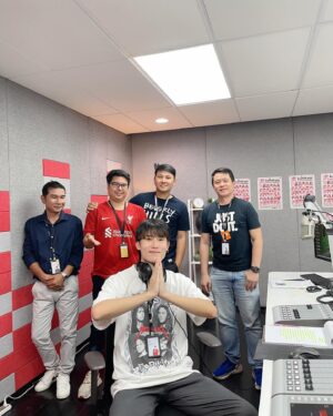Chawinroj Likitchareonsakul Instagram - วันแรกกับการเป็น DJ ผ่านไปได้ด้วยดี แม้จะมีติดขัดไปบ้าง ขอบคุณพี่ๆทีมงานที่น่ารักที่ @coolfahrenheit ด้วยนะครับ พรุ่งนี้ 6 โมงเย็นถึง 3 ทุ่ม เจอกันใหม่ฮะ ลิสต์เพลงเพราะๆไว้รอแล้ว 😜❤️🎧

#COOLfahrenheit
#COOLJFAME