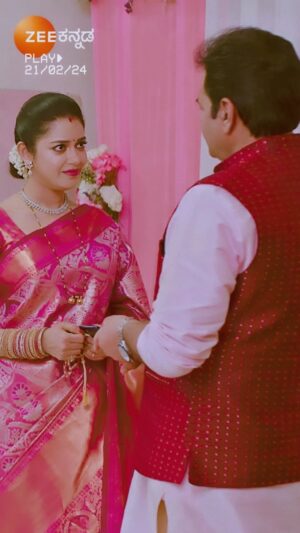 Chaya Singh Instagram - ಒಲವಿನ ಉಡುಗೊರೆ❤️
#Amruthadhaare #Bhoomi #Gautham #ZKPro #ZeeOnTheGoReels #ZeeKannada #BayasidaBaagiluTegeyona