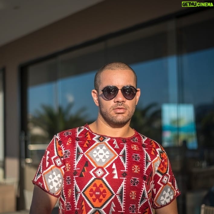 Chedi Amir - 3 Likes - When in doubt, wear red _ #Bill_Blass
Starring @chedi.amir
Credit by @nour_landolsi_photography_
#art #artist #look #fashion #red #me #sunglasses #chediamir #chedi_amir #tunisia #tunis #tunisie #شادي_أمير #تونس