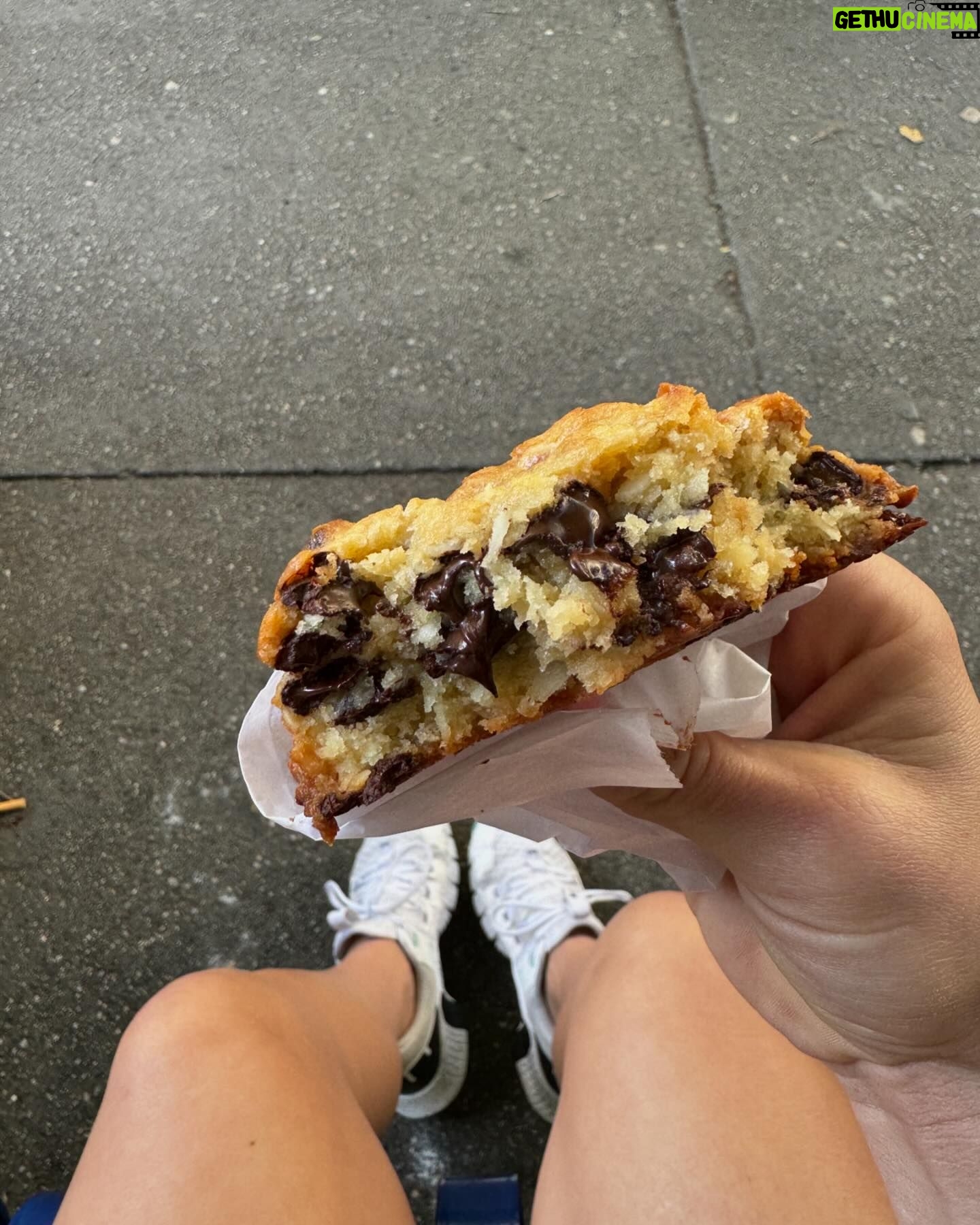 Chelsea Hackett - 626 Likes - Emotionally eating my way through NYC 🍕🍪
