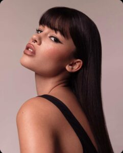 Actress Chelsea Hobbs HD Instagram Photos and Wallpapers September 2023