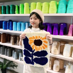 Chen Si Ling Instagram - 手作地毯初體驗🌻🧡

過程超療癒～～～～～～
我一整個超專心 完成之後真的成就感滿滿(๑˃̵ᴗ˂̵)♡

本來還擔心自己手太笨會搞砸
結果看看成品
嗯～看來我的手也沒有想像中那麼笨嘛嘿嘿ƪ(˘⌣˘)ʃ

還沒想好過年去哪裡玩的人快手刀預約 @babytufting 💗💗

#tufting #簇絨地毯 #手作 #療癒 #毛線 #花