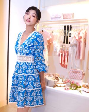 Chen Si Ling Instagram - 感謝 @guess 邀請🙏🏻🙏🏻🙏🏻💗💗
穿上GUESS春夏新款洋裝體驗花藝課程的我 看起來好有女人味🌷🌿
看最後一張 是不是整個氛圍都浪漫起來了🤣🤣🤣

第一次親手創作花藝作品真的很特別～
一樣的花材在不同的搭配下會綻放出不同的美妙
就像穿搭一樣，每個人都有獨特的個性和風格
無論是哪一種，GUESS的春夏新款都能完美詮釋你的個人魅力💃🏻🌞

#GUESS #SUMMERROMANCE
#LoveGUESS #GUESSTaiwan

👗 @guess 
💇🏻‍♀️ @_ivy_light