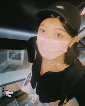 Chen Si Ling Instagram - 八月的最後一天跟我寶貝約會😎✨
別人約爬山都去山上 我們約爬山是去百貨公司手扶梯😌👌🏼
把一年份沒見到面的話一次講完 
然後我就快渴死ㄌㄜㄜㄜㄜㄜ🥵🥵🥵

#猜猜看我們倆今天為了拍照搭了幾趟手扶梯
╮(￣▽￣"")╭

@joanpong_515