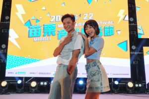 Chen Si Ling Instagram - 昨晚的苗栗音樂佳餚節太好玩了
感謝苗栗縣政府的邀請
我根本是假借主持的名義看了一場演唱會(((o(*ﾟ▽ﾟ*)o)))

👗@admixxiam 
💇🏻‍♀️ @jobi_tse 
📸@o_lang1001